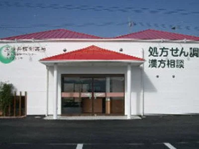 木の作業台に置かれた調剤用の乳鉢と生薬の素材