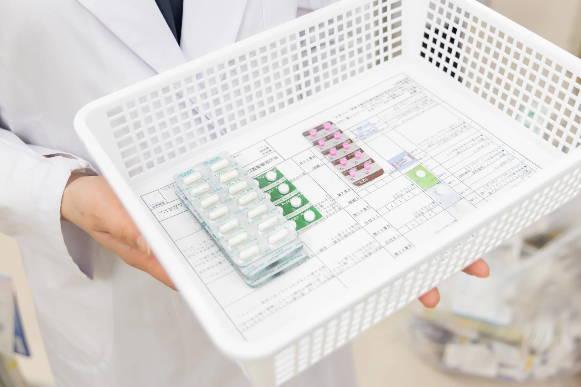木の器に並べた複数の漢方薬の材料